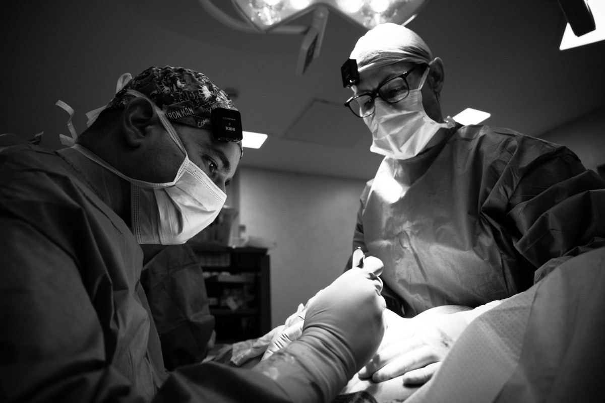Dr. Caicedo operando en quirófano